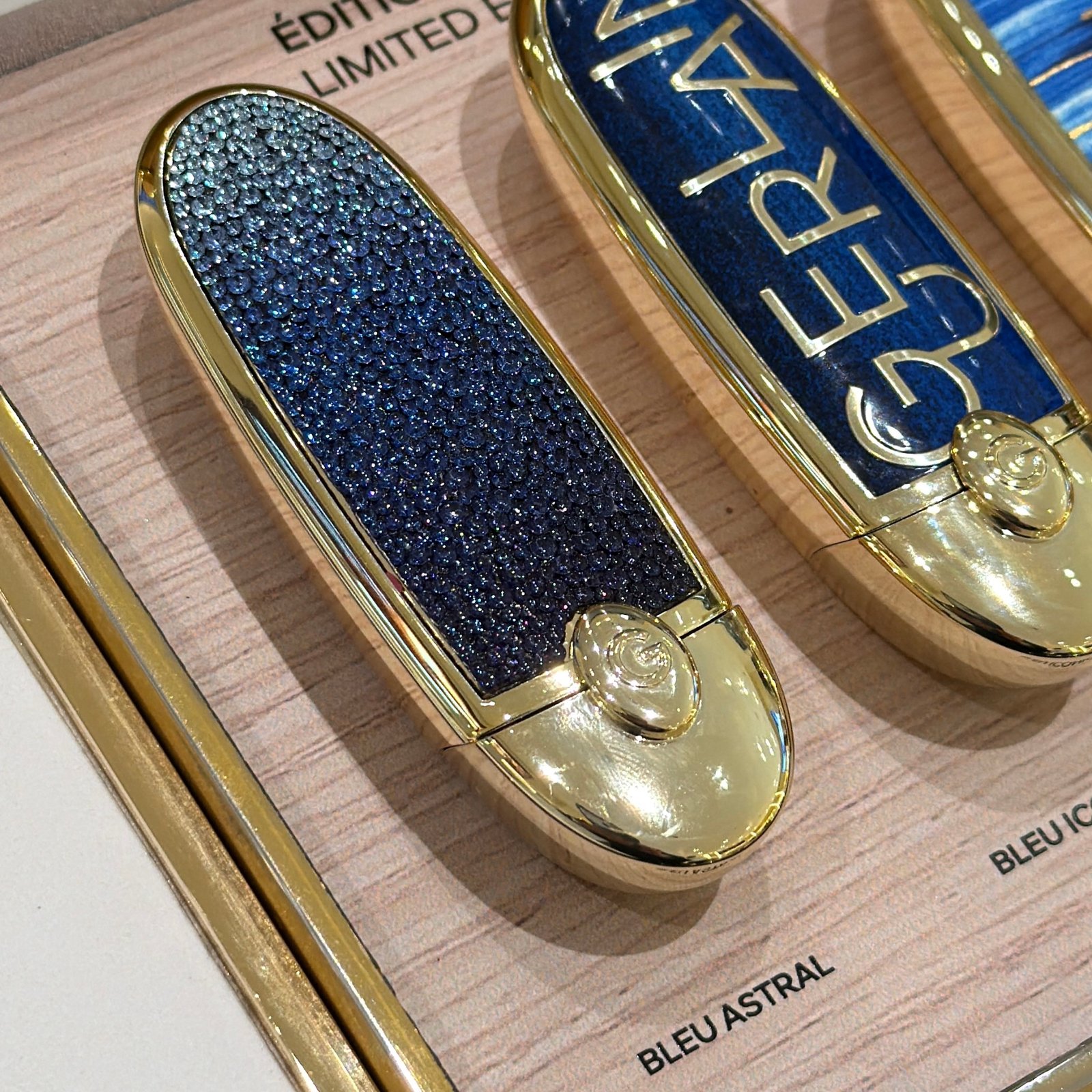 2673f2d9-1272-45dc-885a-2295333f1046 GUERLAIN
Rouge G L'Heure Bleue The Double Mirror Jewel
Case - Limited Edition - Image 1